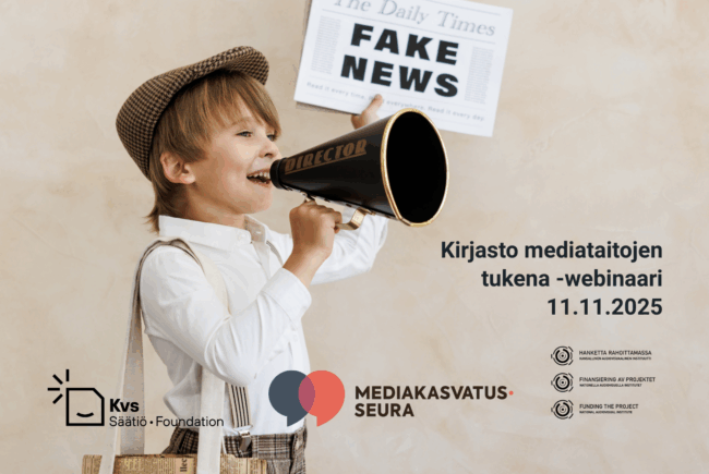 Lippalakkipäinen pikkupoika pitelee megafonia ja sanomalehteä, jossa lukee lukee fake news.