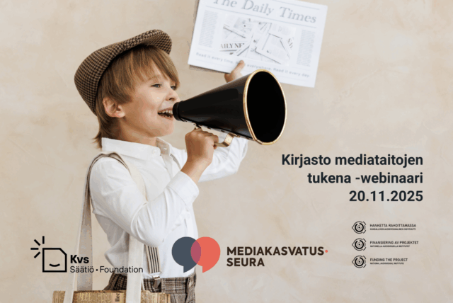 Lippalakkipäinen pikkupoika pitelee megafonia ja sanomalehteä.