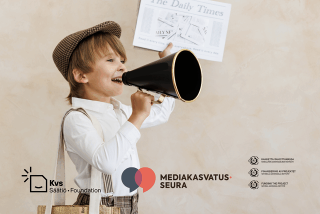Lippalakkipäinen pikkupoika pitelee megafonia ja sanomalehteä.