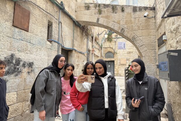 Kuvassa afrikkalainen yhteisö pitää medialukutaitoprojektia Jerusalemissa.