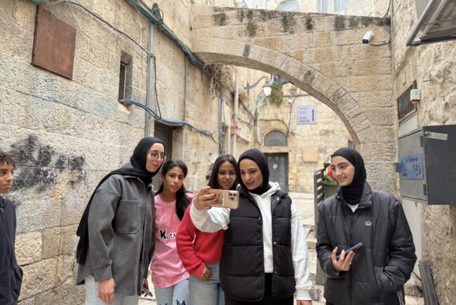 Kuvassa afrikkalainen yhteisö pitää medialukutaitoprojektia Jerusalemissa.