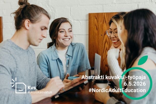 Ponnaripäinen nuori miesoletettu ja kolme nuorta naisoletettua ryhmäkuvassa puolivartalorajauksessa.