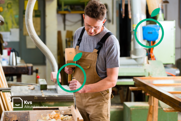 Nuori beesiin työhaalariin pukeutunut miesoletettu kumartuneena työstämään puuta työkalu kädessään taustallaan verstas.