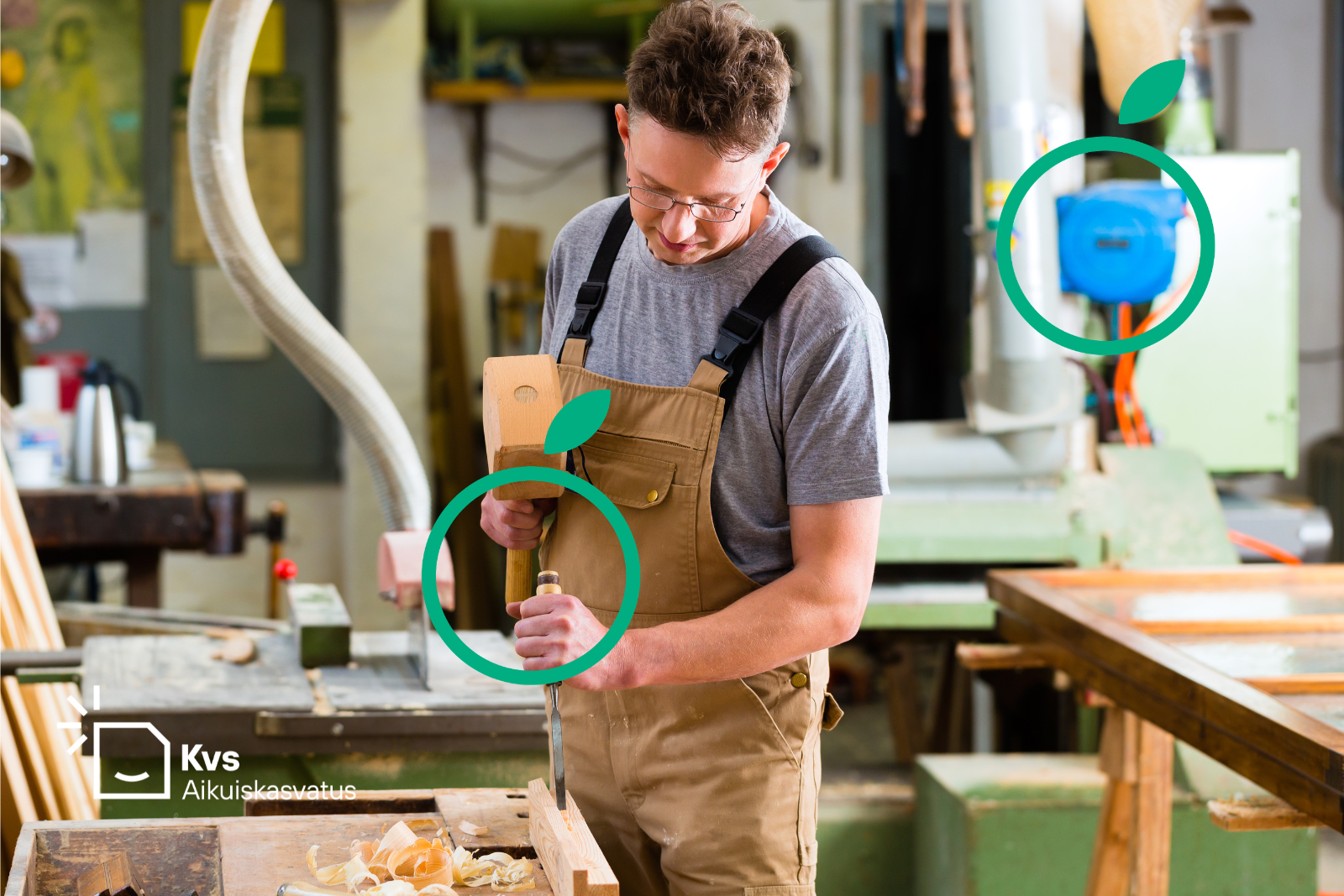 Nuori beesiin työhaalariin pukeutunut miesoletettu kumartuneena työstämään puuta työkalu kädessään taustallaan verstas.