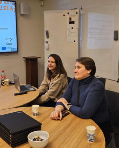 kaksi henkilöä istuu pöydän ääressä