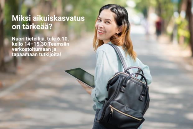 Nuori ristiverinen hymyilevä, reppuselkäinen nainen katsoo olkansa yli kameraan