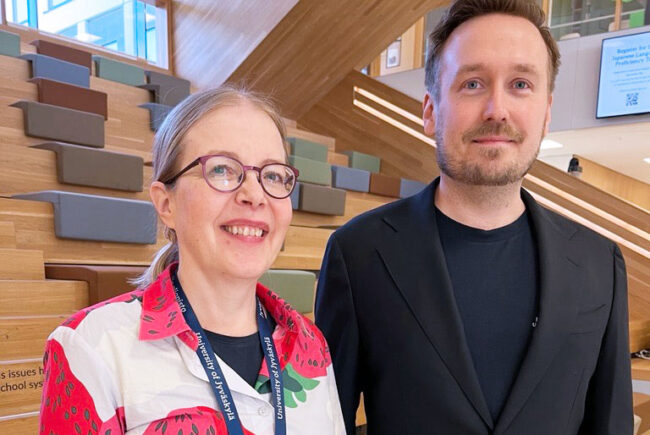 nainen ja mies portaiden edessä
